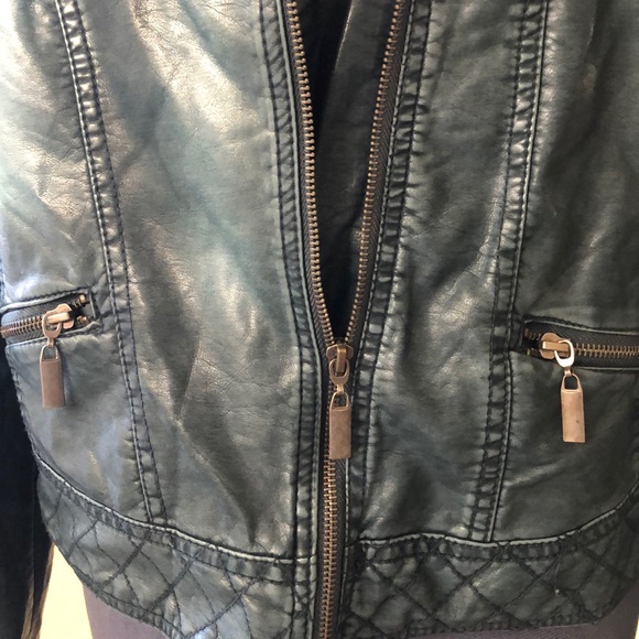 “Leather feel” Vegan jacket w/ faux fur collar - Picture 5 of 8